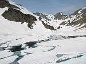 11 Lago d'Aviasco, sullo sfondo il passo omonimo 